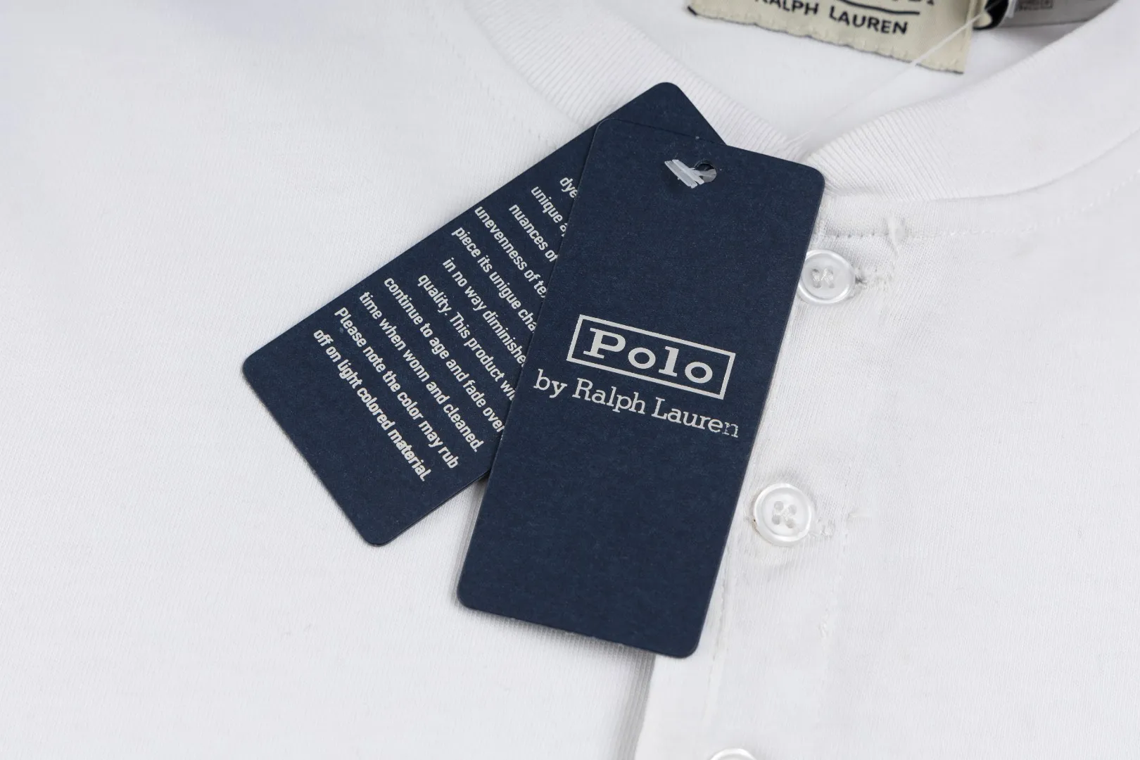 P196 R85 Ralph Lauren Washed, brushed, distressed, Henry stand-up collar, open chest, long-sleeved bottoming shirt, thin sweatshirt, fabric 100% Xinjiang long-staple cotton, imported embroidery logo on the chest, custom threaded collar, classic embroidery, the highest version, suitable for business and leisure daily use! 🌘3-button placket, laser logo pearlescent resin buttons, cuffs and hem are double-stitched, different from the currency version. Washed and distressed, sand-washed and stir-fried. Color: White, Black, Navy Blue, Army Green, Gray Size: S M L XL Length: 69/70/72/75 Bust: 102/108/116/124 Shoulder width: 43/45/47/49 Recommended weight: 100-120/120-140/140-160/160-180 pounds